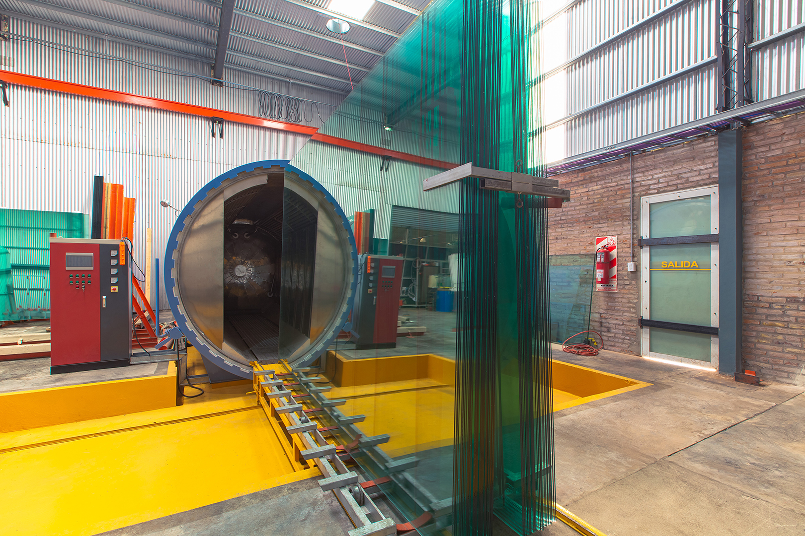 Imagen de autoclave industrial para el curado de vidrio